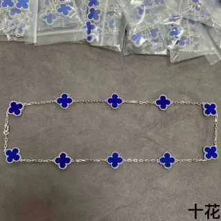 Collier avec Chaîne Bleu et Argent et Dix Pendentifs Trèfle Émaillé