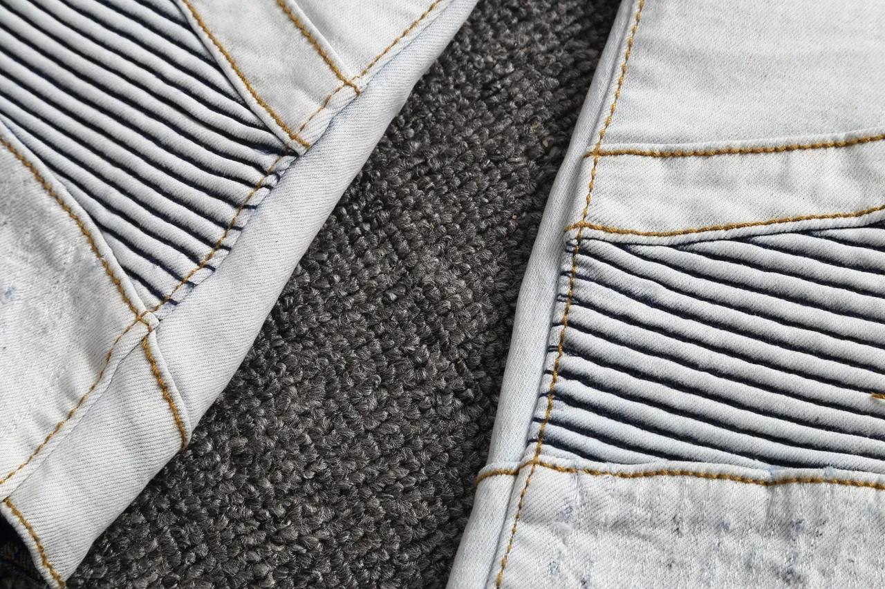 بنطال قصير جينز أزرق أبيض Light-Wash مع سحاب وجيوب في الفخذ 17