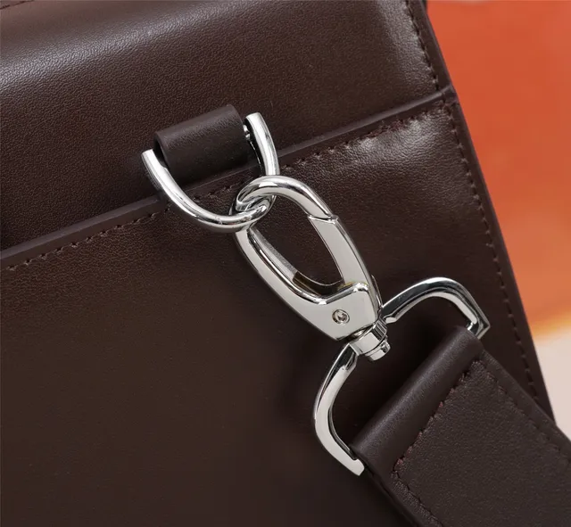 Sac Boston en cuir marron argent structuré avec fermeture de flap avant 2