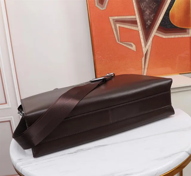 Sac Boston en cuir marron argent structuré avec fermeture de flap avant 6