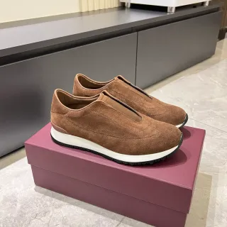 حذاء رياضي بني وأبيض سويدي slip-on