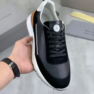 Brunello Cucinelli حذاء رياضي أسود سويدي مثقوب
