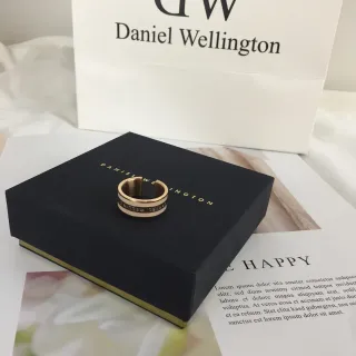 Daniel Wellington خاتم إيناميل مع شعار باللون الذهبي والأبيض