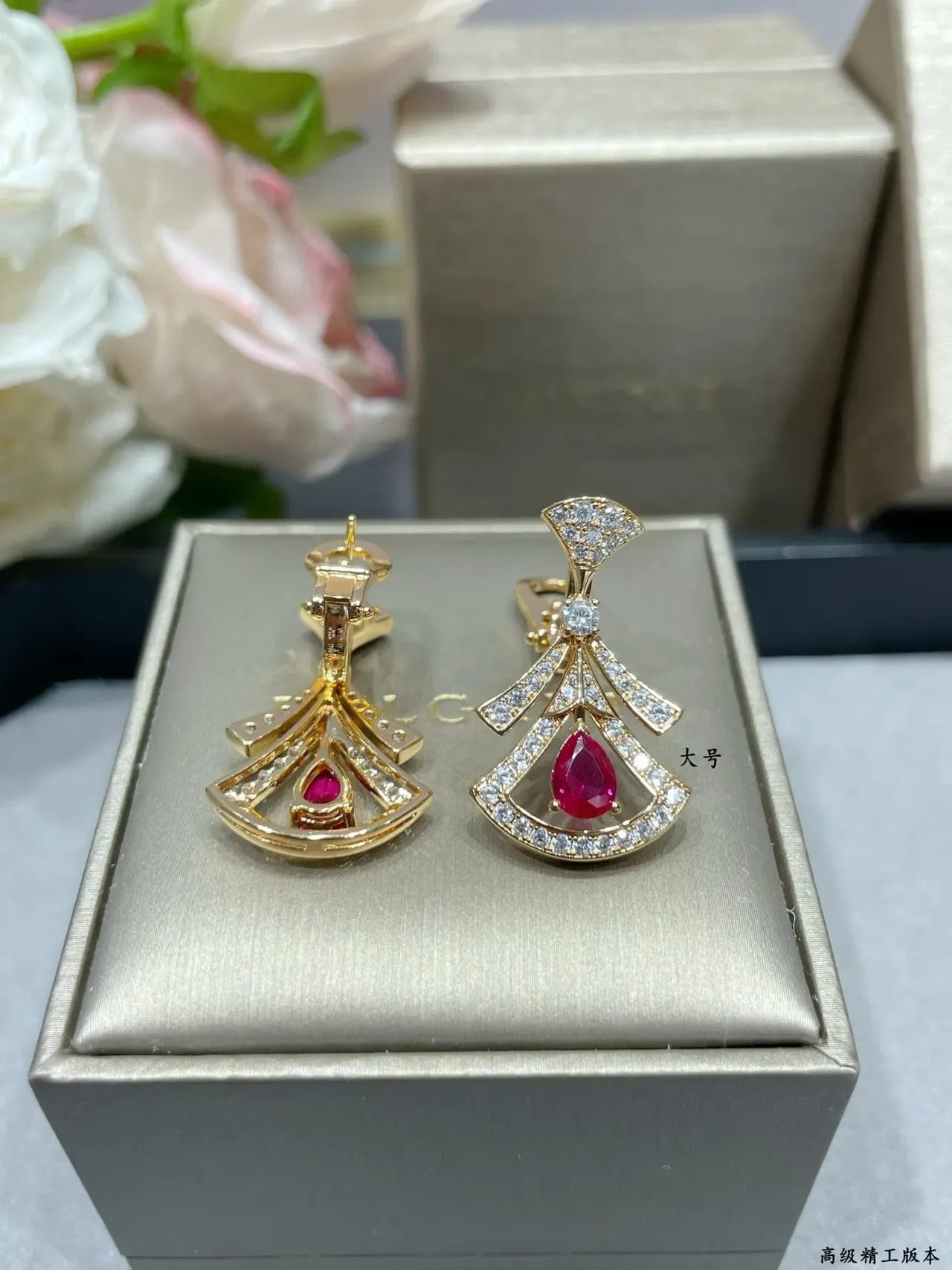 Boucles d'oreilles en goutte en forme d'éventail avec gemme rouge taille poire et pavé de diamants 3