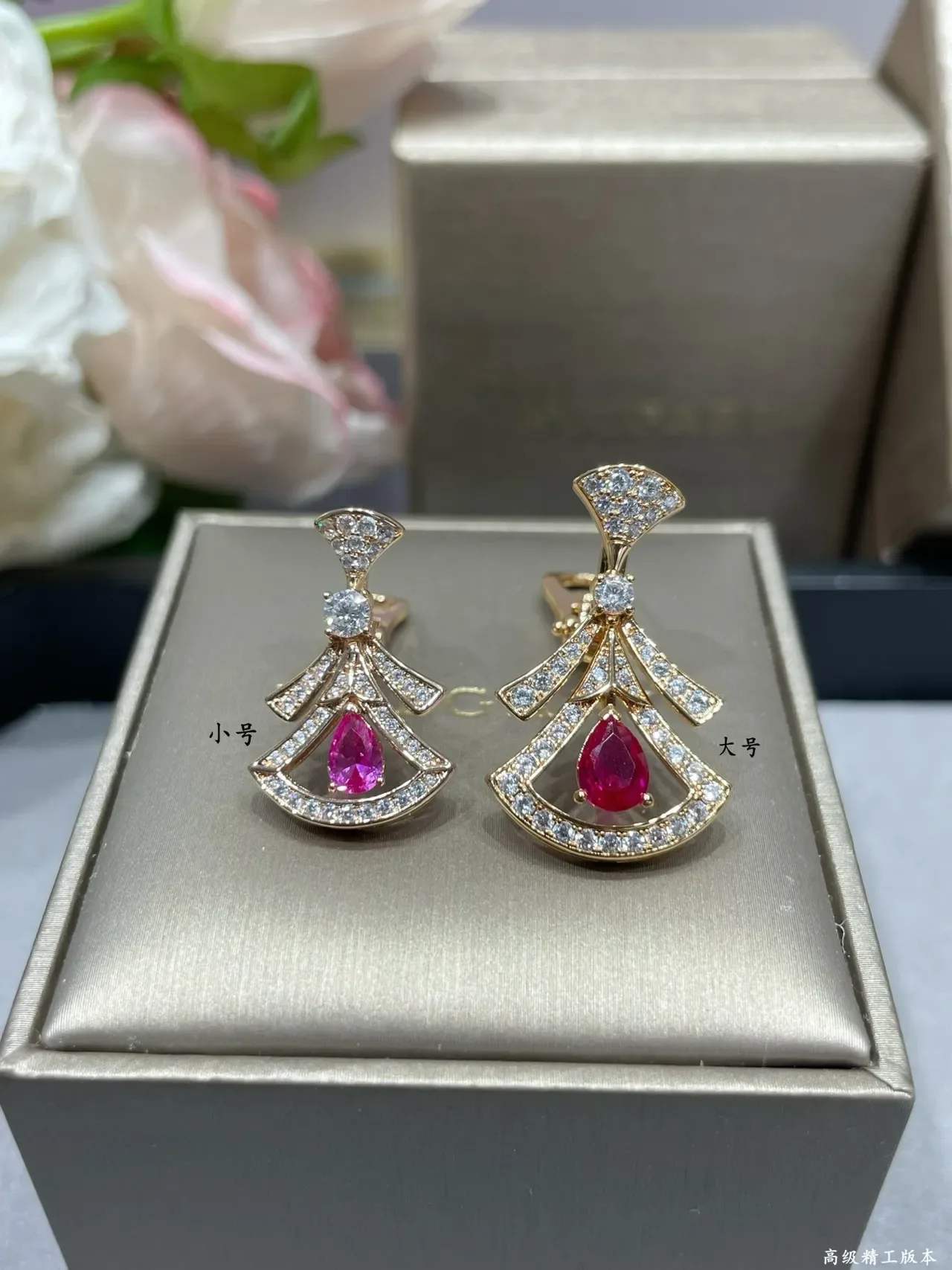 Boucles d'oreilles en goutte en forme d'éventail avec gemme rouge taille poire et pavé de diamants 4