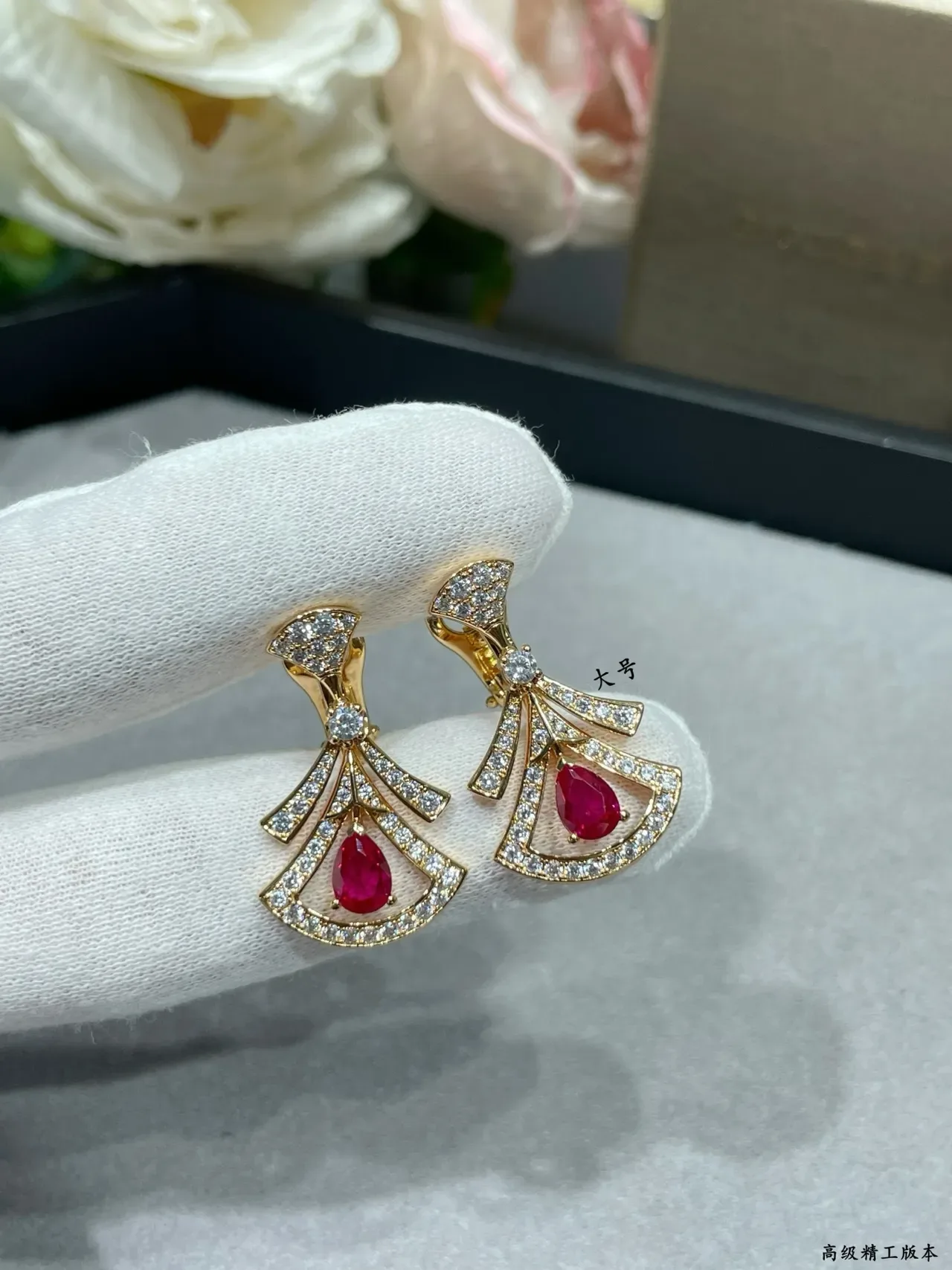 Boucles d'oreilles en goutte en forme d'éventail avec gemme rouge taille poire et pavé de diamants 5
