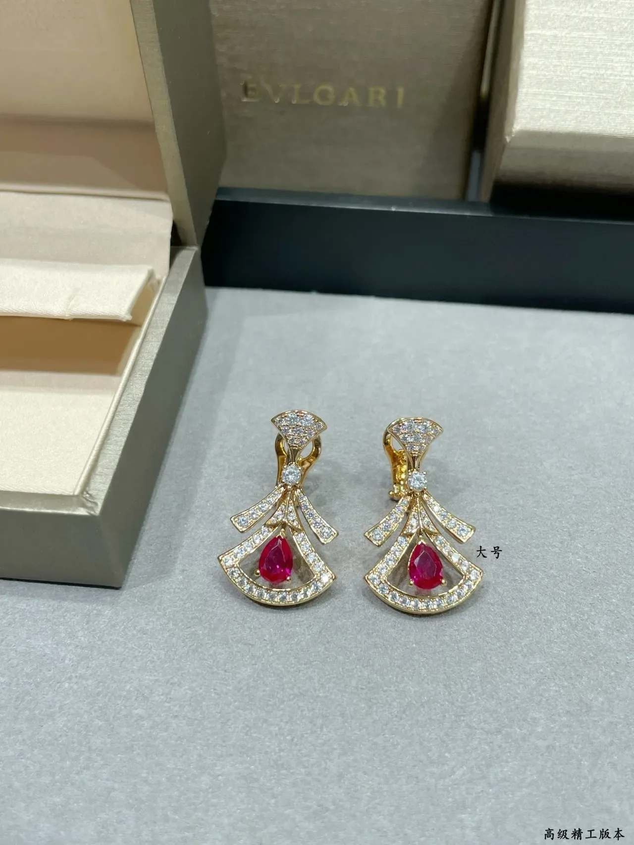 Boucles d'oreilles en goutte en forme d'éventail avec gemme rouge taille poire et pavé de diamants 7
