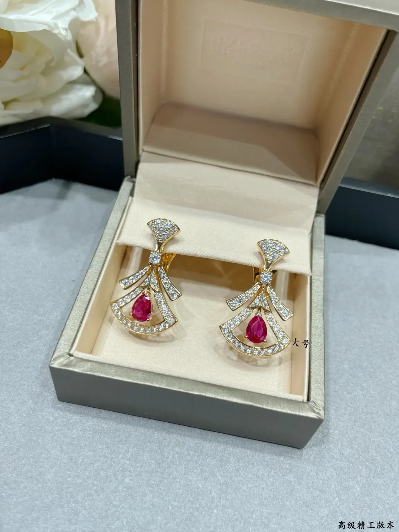 Boucles d'oreilles en goutte en forme d'éventail avec gemme rouge taille poire et pavé de diamants 8