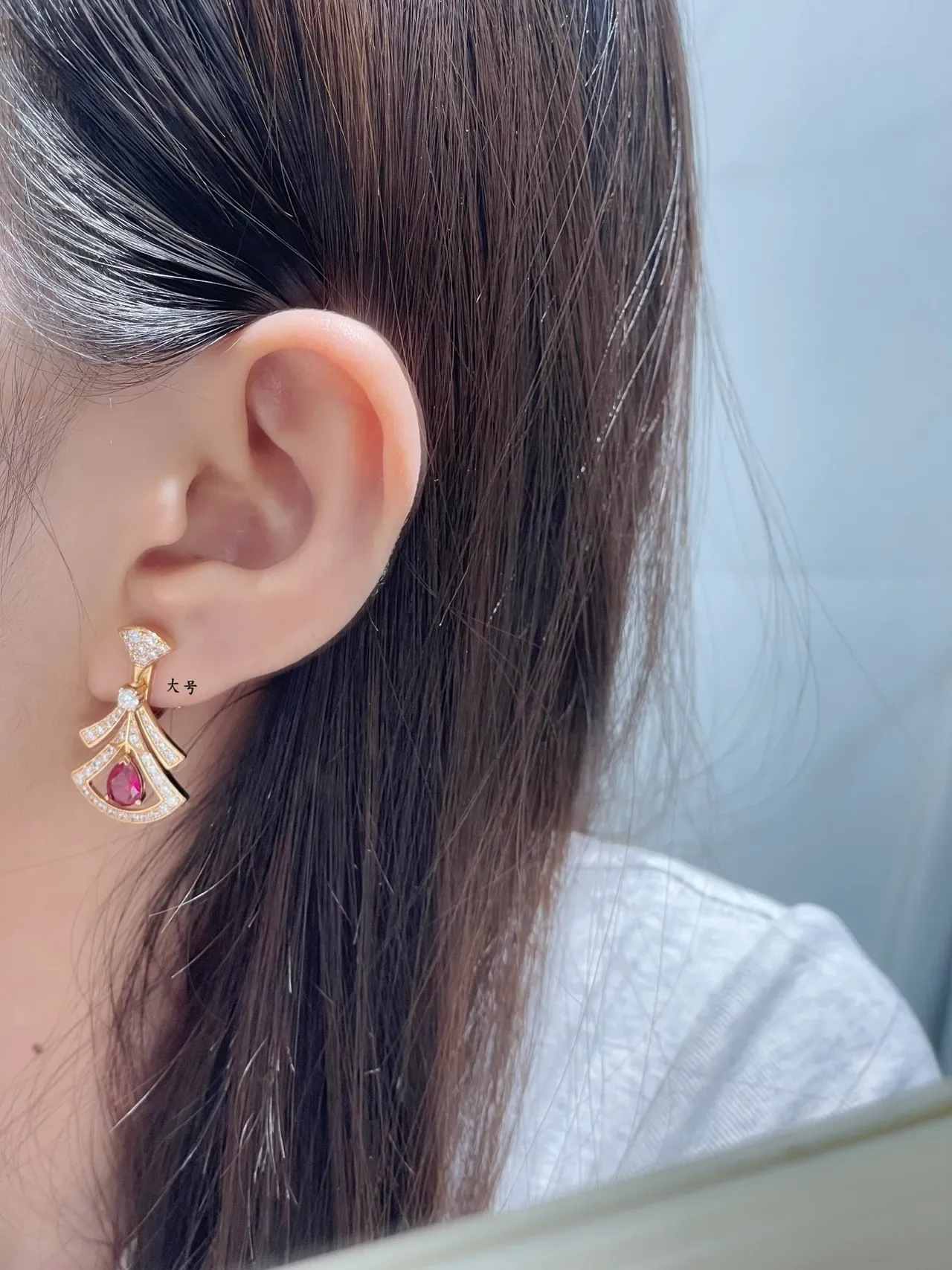 Boucles d'oreilles en goutte en forme d'éventail avec gemme rouge taille poire et pavé de diamants 9