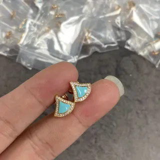 Brincos de tachinha em forma de leque de esmalte de turquesa e pavê de cristais