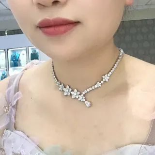 Collier pendentif en forme de larme avec motif floral pavé-set