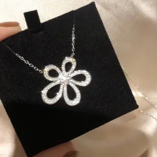 花朵形状的帕维石吊坠项链