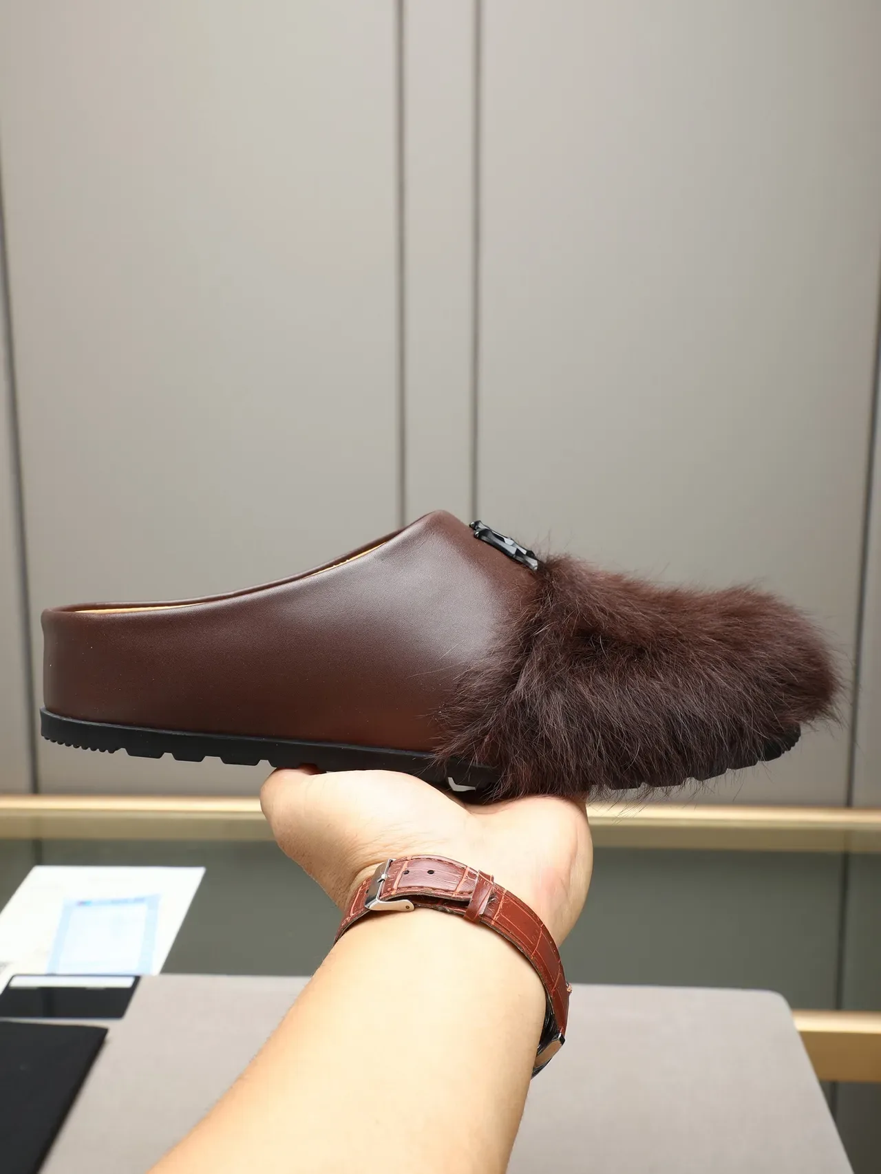 Chinelo mule plataforma com forro de pelo casual 9