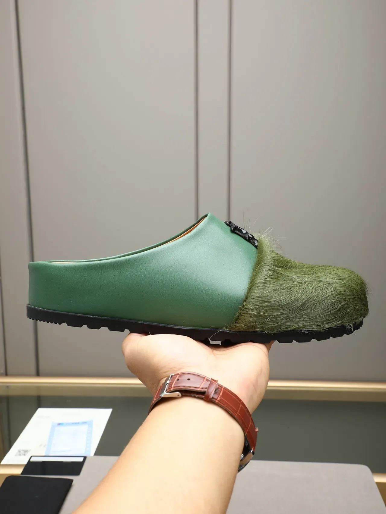 Chinelo mule plataforma com forro de pelo casual 10