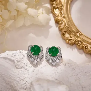 Brincos com halo geométrico pavé e cabochon de gema verde