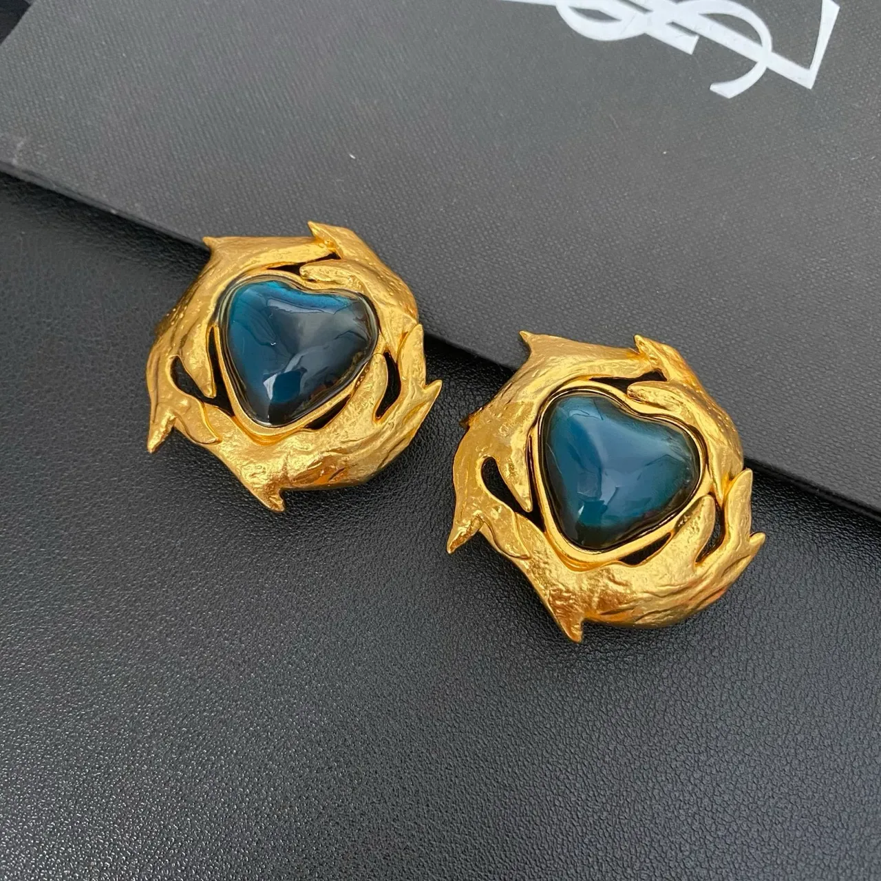Gold Blue Heart-Shaped Cabochon Textured Organic Metalwork Brooch 4