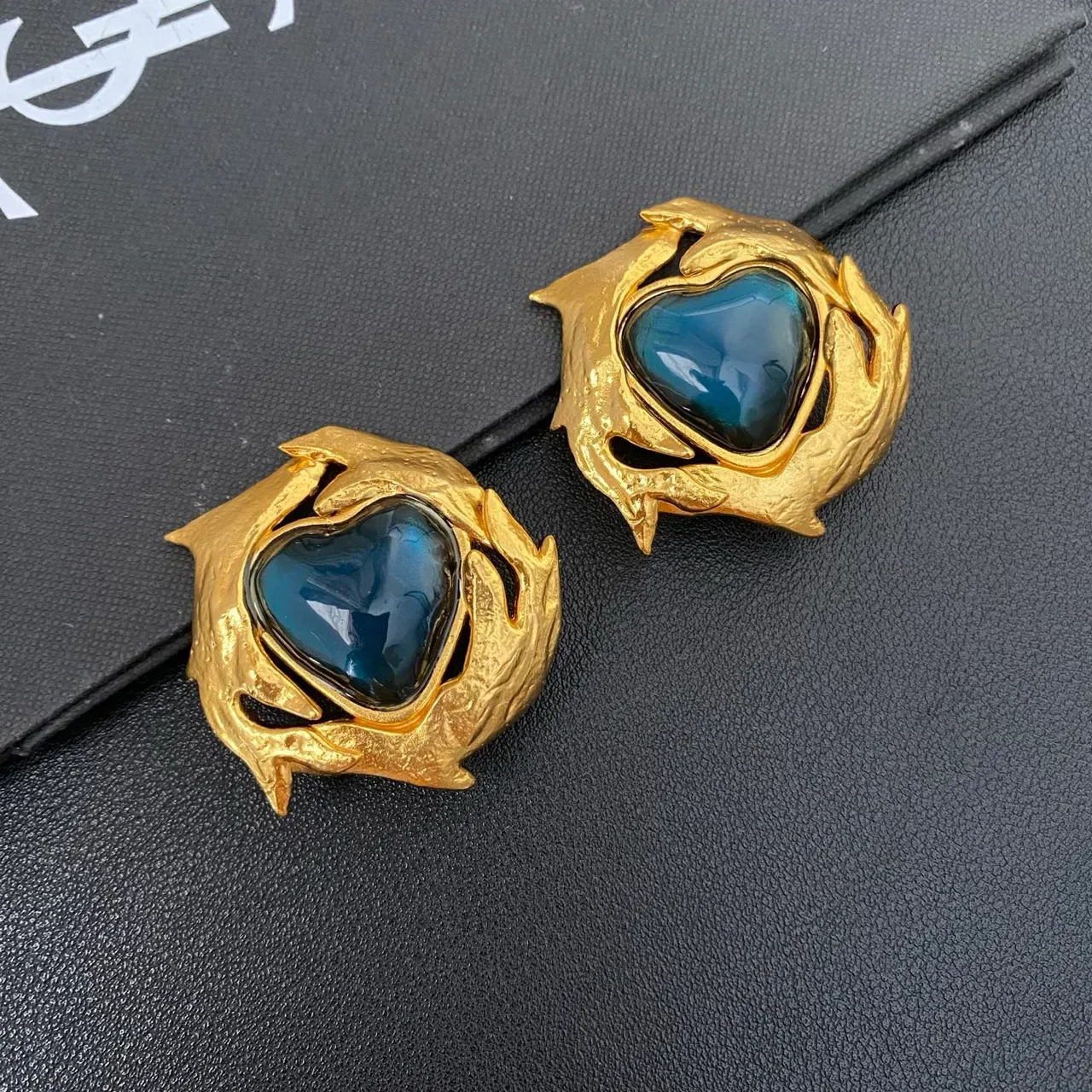 Gold Blue Heart-Shaped Cabochon Textured Organic Metalwork Brooch 5