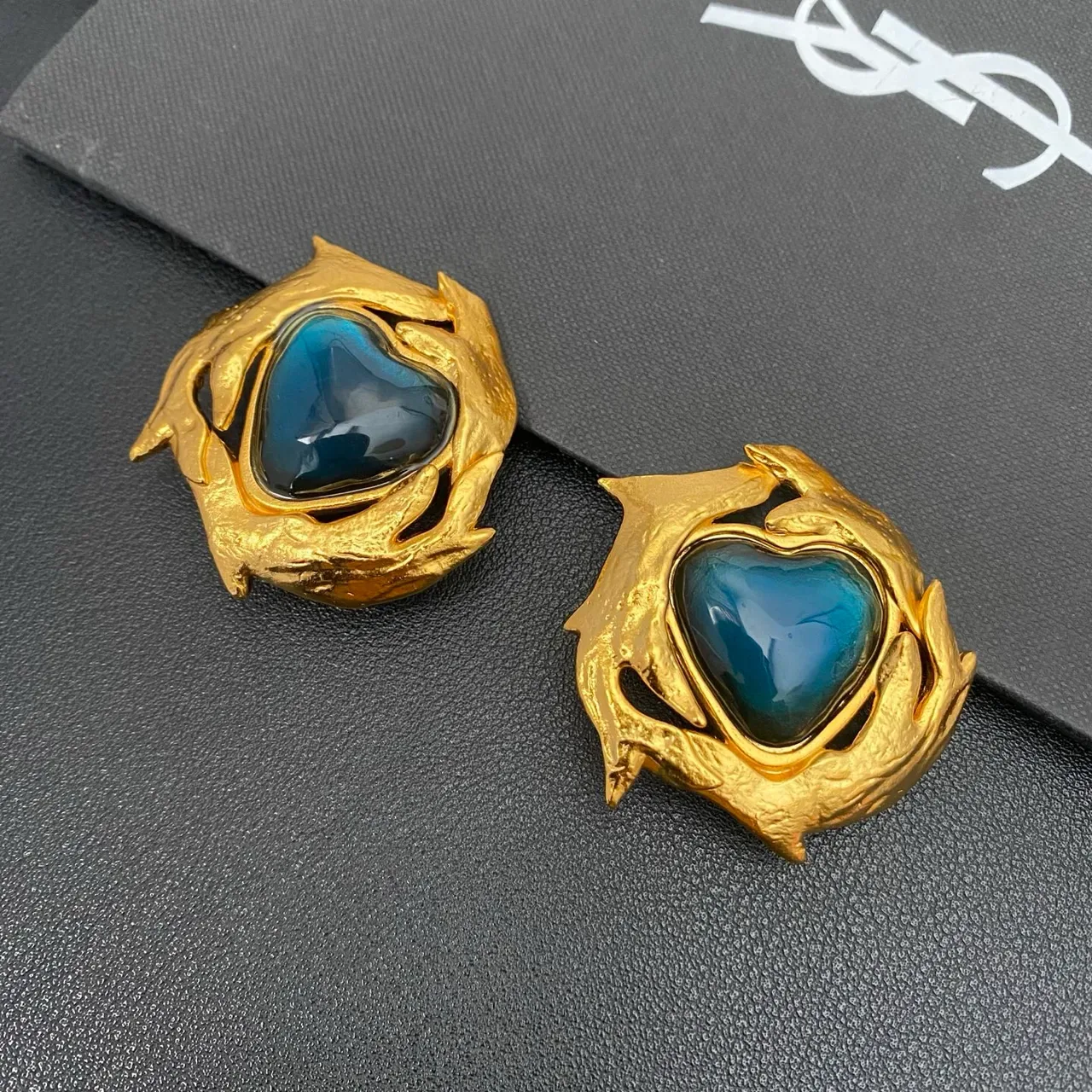 Gold Blue Heart-Shaped Cabochon Textured Organic Metalwork Brooch 7