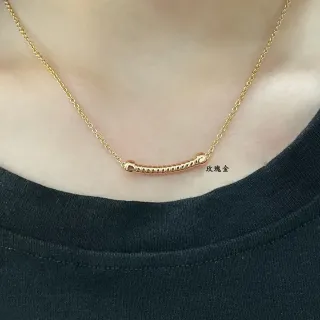 Colar de ouro com pingante de barra horizontal texturizada