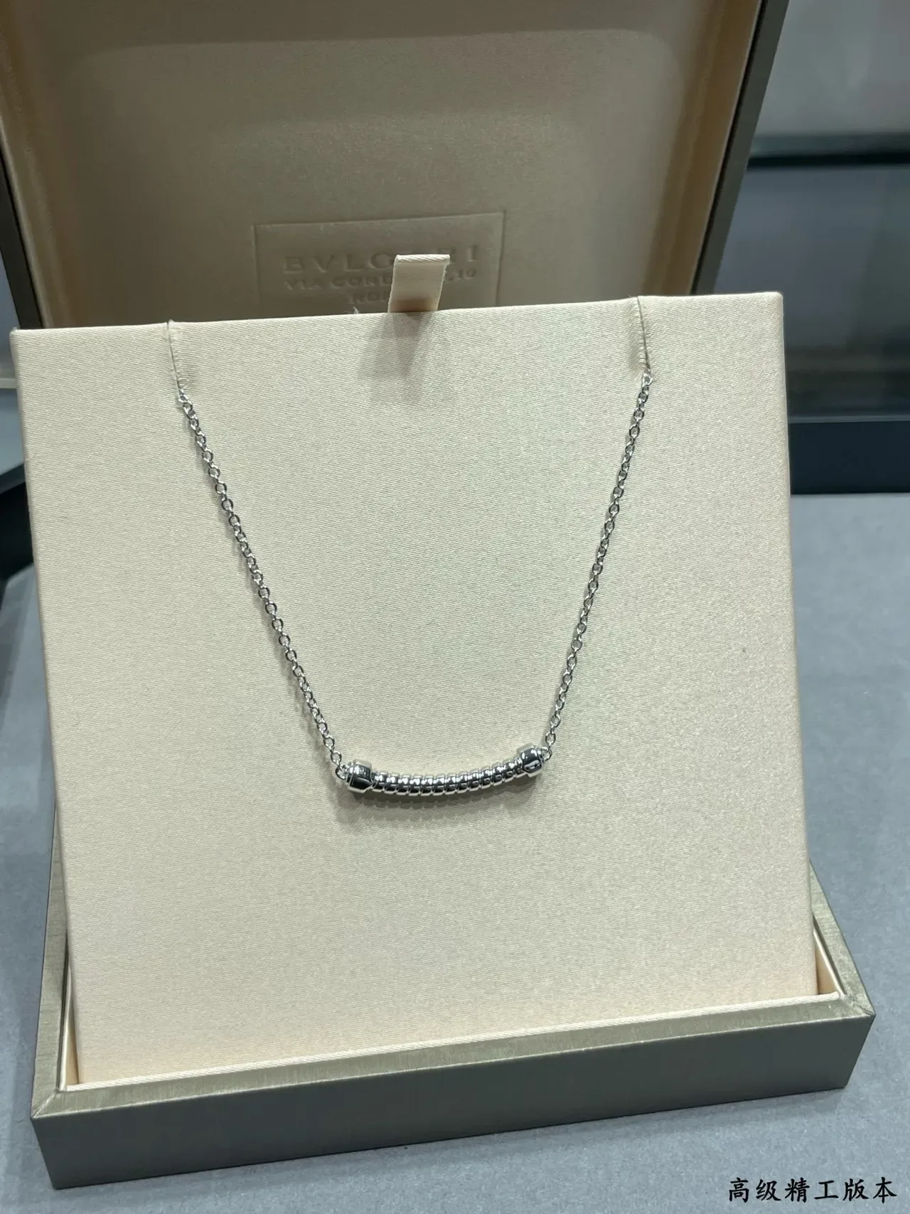 金色链条水平纹理吊坠项链 9