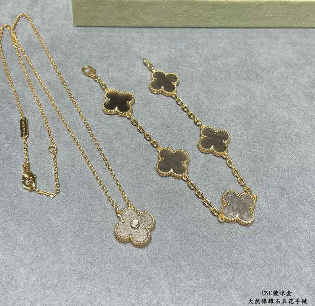 Gold Gray Chain Clover-Shaped Pendants Bracelet 3