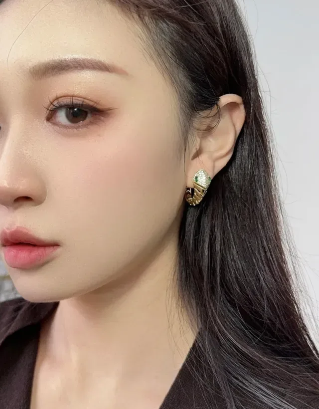 Boucles d'oreilles en or et vert Pavé-Set motif de tête esculpée 4