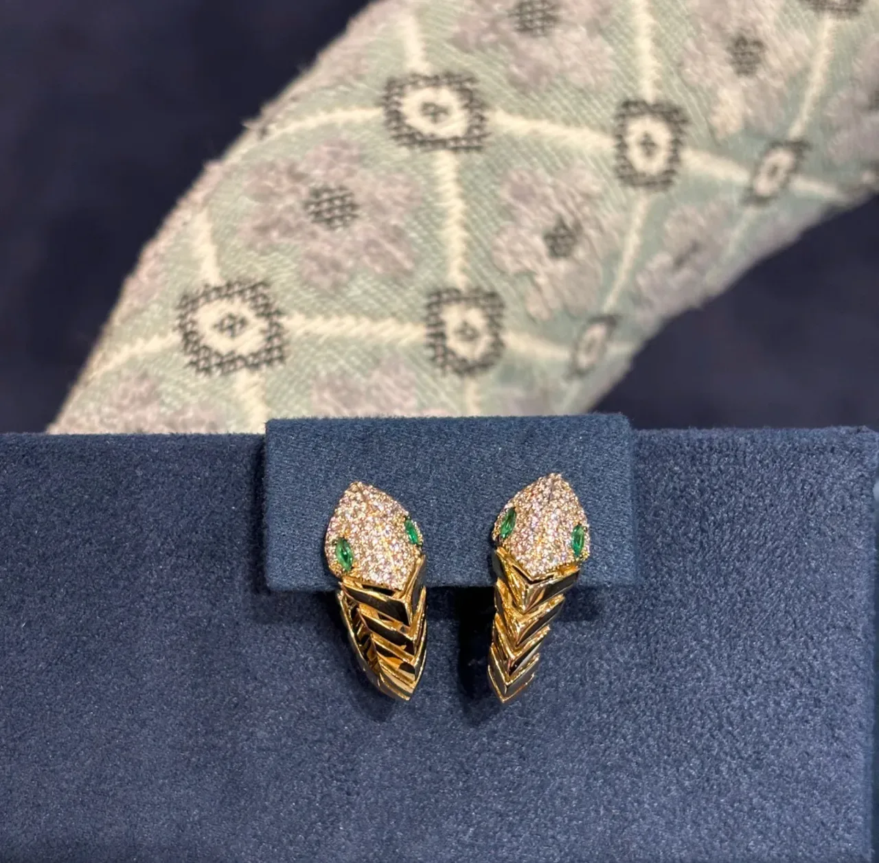 Boucles d'oreilles en or et vert Pavé-Set motif de tête esculpée 7