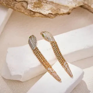 Brincos de serpente em ouro com cristais pavé verdes