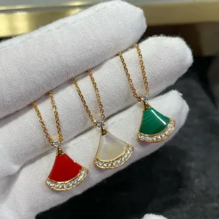 Collier avec pendentif en forme d'éventail doré multicolor et bordure de cristal pavé