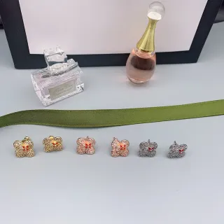 ذهبي أحمر زهرة أربع بتلات Pavé كريستال أقراط