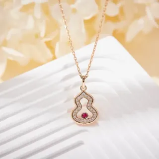 Collier en or pendentif gourde rouge pavé-set pierres