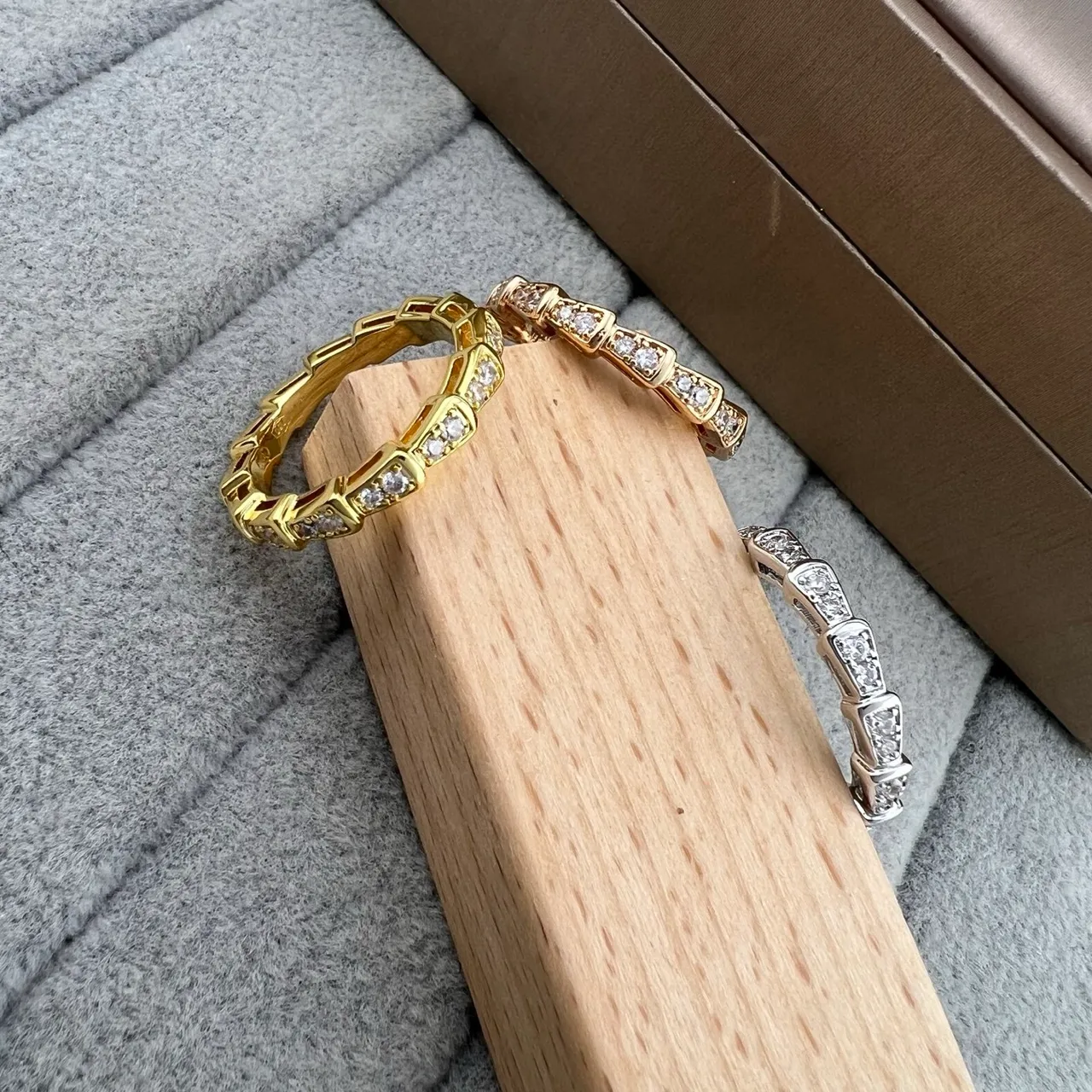Anel de ouro e prata com motivo de elos de bambu Pavé-Set pedras claras 8