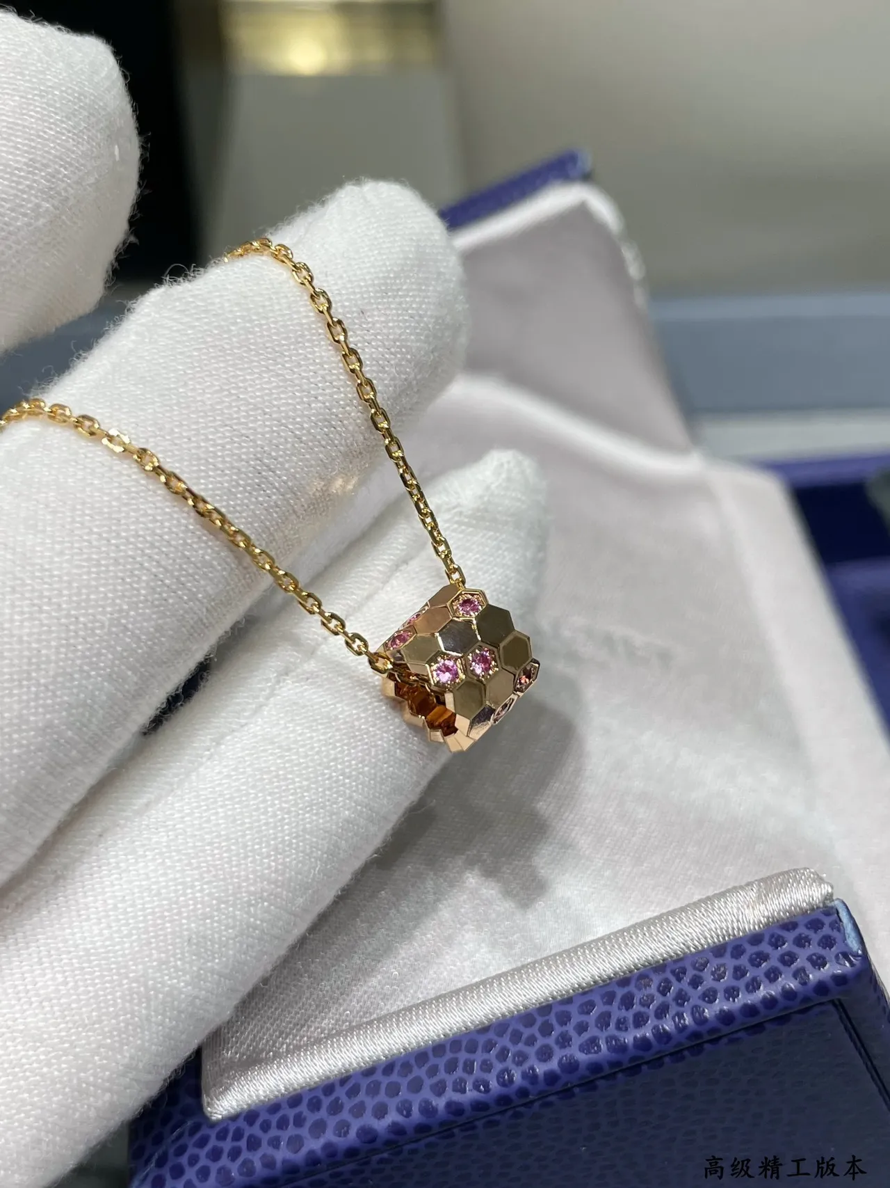 Collier avec pendentif hexagonal faceté en or et argent serti pavé de gemmes 2