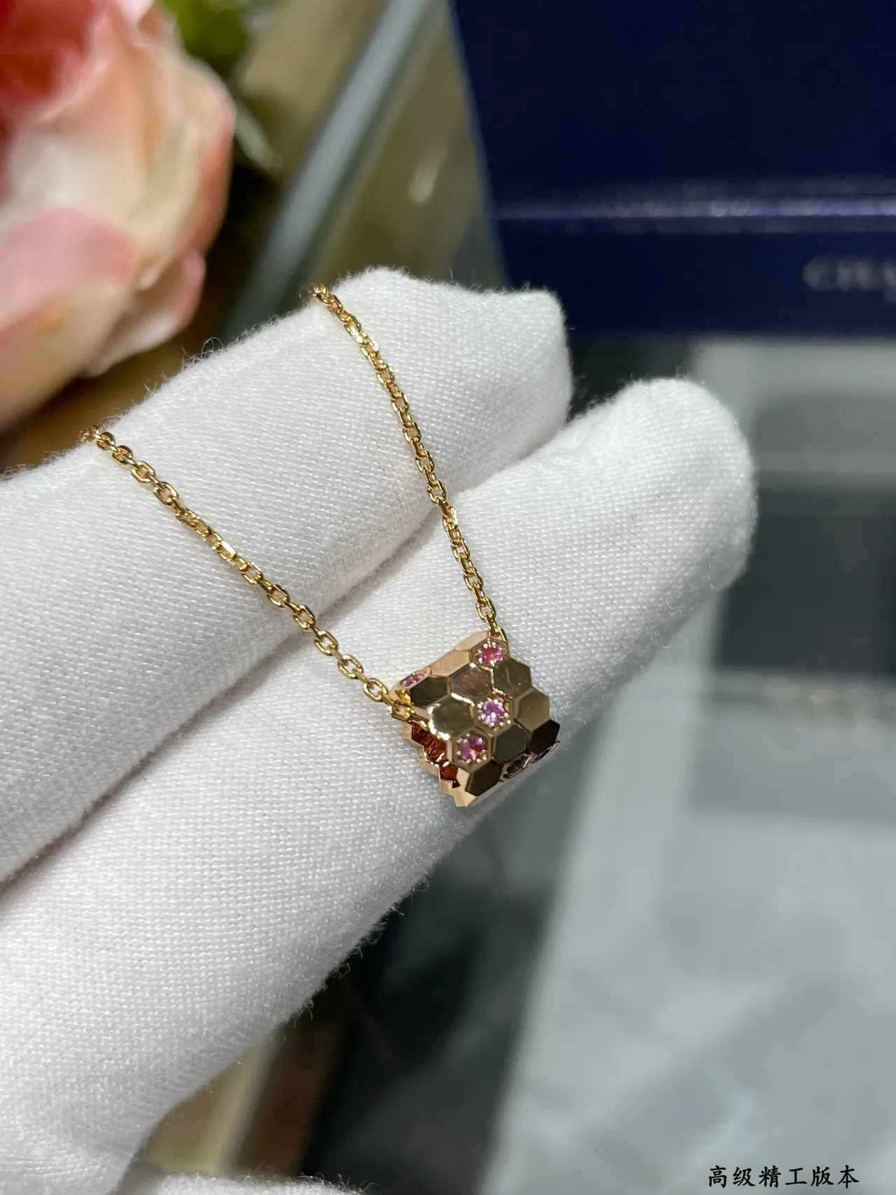 Collier avec pendentif hexagonal faceté en or et argent serti pavé de gemmes 3