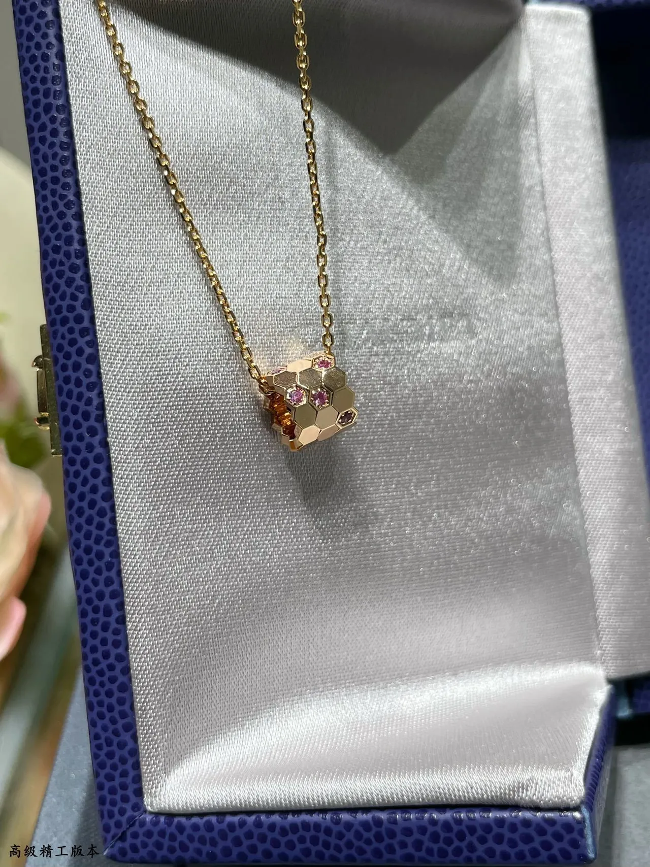 Collier avec pendentif hexagonal faceté en or et argent serti pavé de gemmes 5
