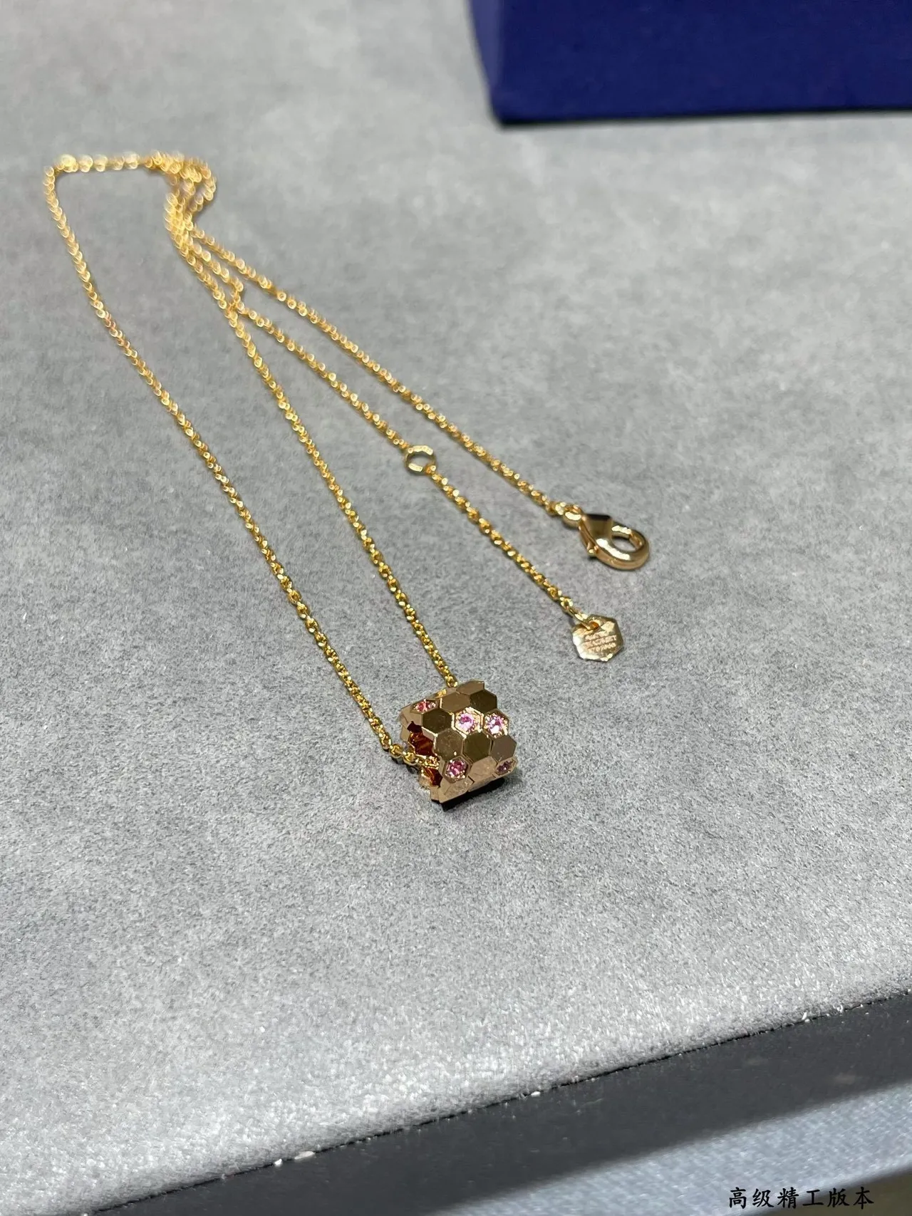 Collier avec pendentif hexagonal faceté en or et argent serti pavé de gemmes 6