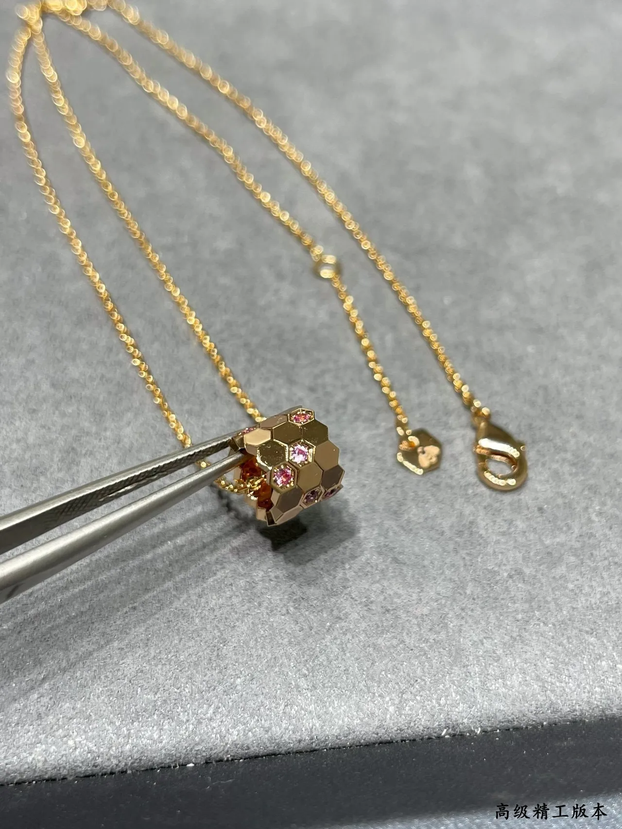 Collier avec pendentif hexagonal faceté en or et argent serti pavé de gemmes 7