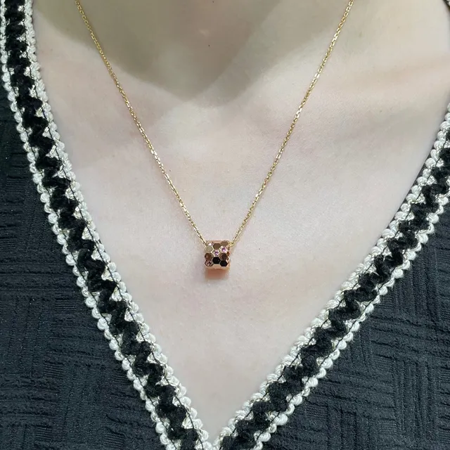 Collier avec pendentif hexagonal faceté en or et argent serti pavé de gemmes 8