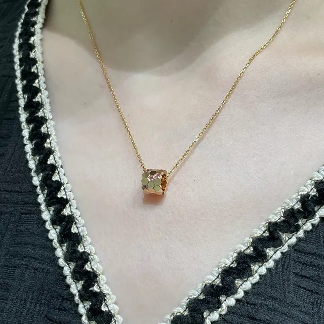 Collier avec pendentif hexagonal faceté en or et argent serti pavé de gemmes 9