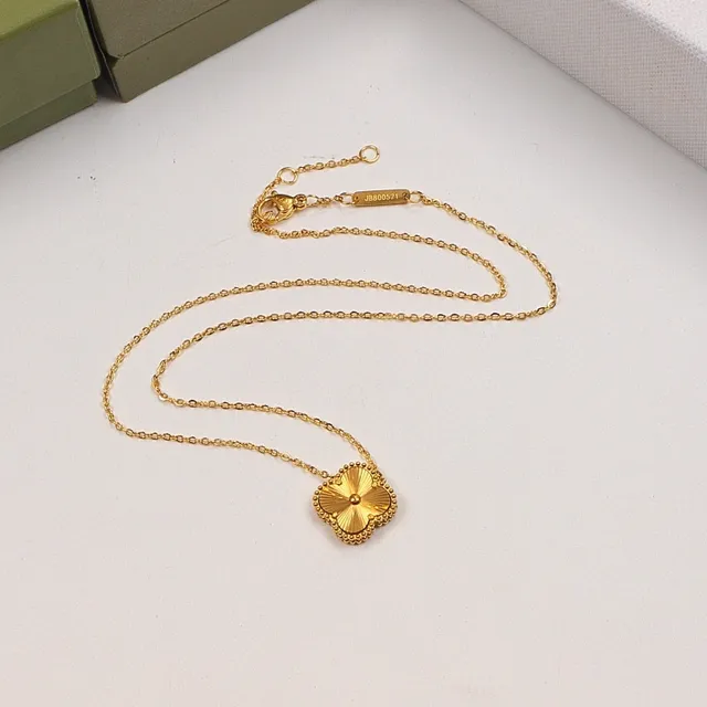 Collier pendentif floral or argent bord perlé 3