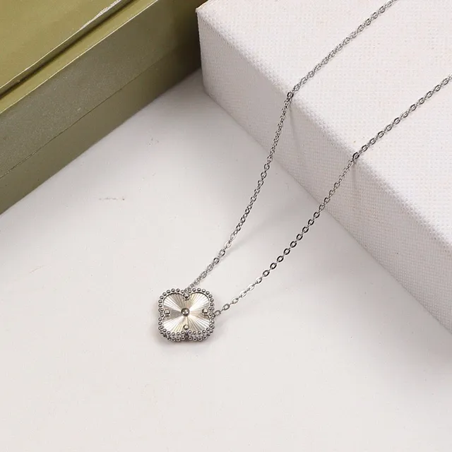 Collier pendentif floral or argent bord perlé 4