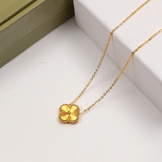 Collier pendentif floral or argent bord perlé 5