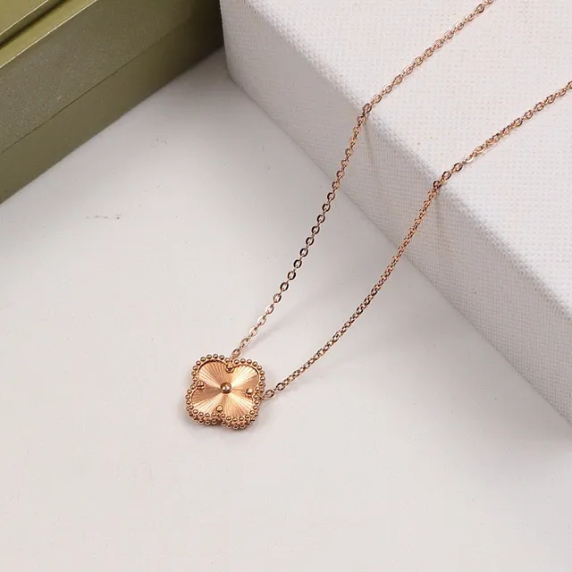 Collier pendentif floral or argent bord perlé 6