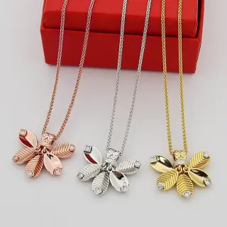 Collier floral avec pendentif or et argent et design de pétales texturisés