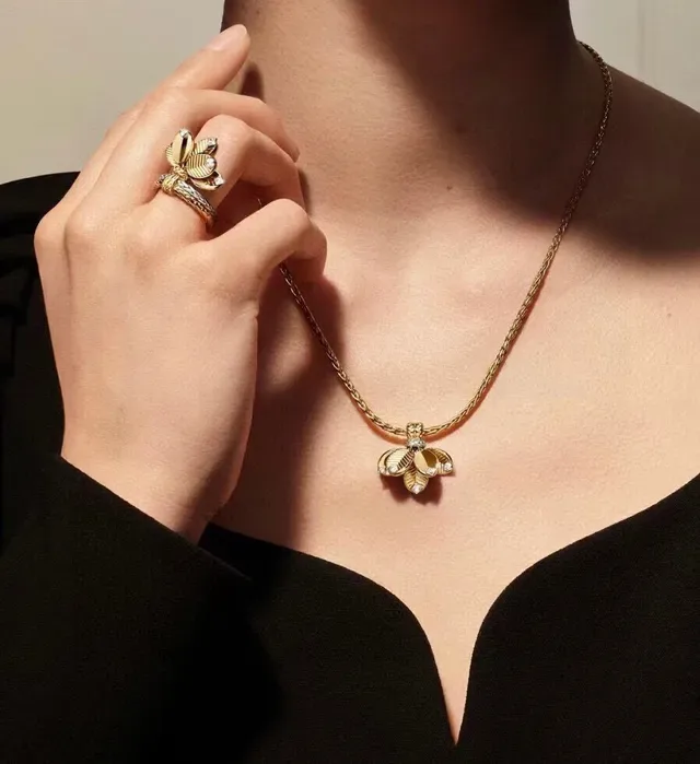 Collier floral avec pendentif or et argent et design de pétales texturisés 2