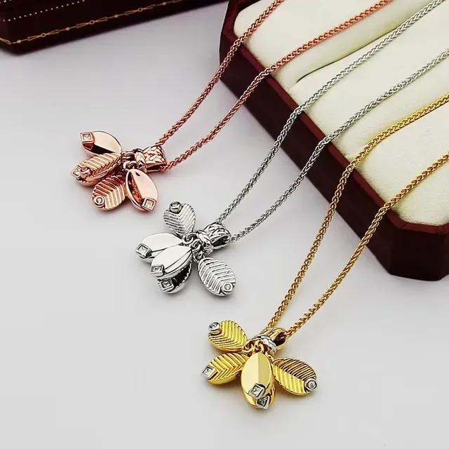 Collier floral avec pendentif or et argent et design de pétales texturisés 3