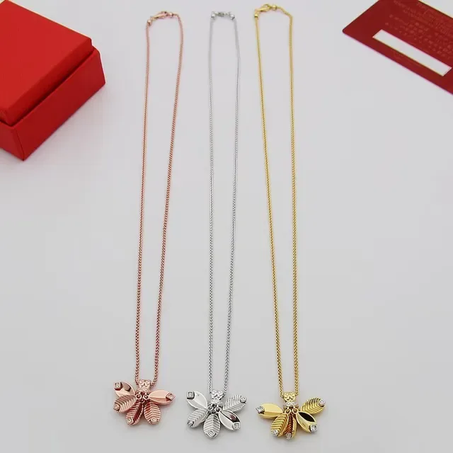 Collier floral avec pendentif or et argent et design de pétales texturisés 4