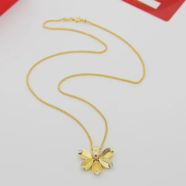 Collier floral avec pendentif or et argent et design de pétales texturisés 6