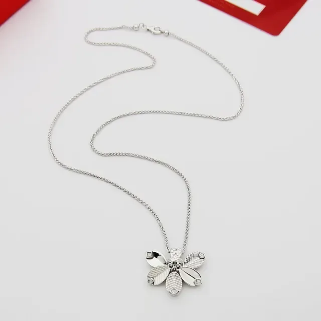 Collier floral avec pendentif or et argent et design de pétales texturisés 7