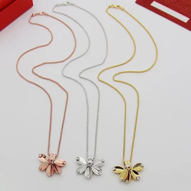 Collier floral avec pendentif or et argent et design de pétales texturisés 8
